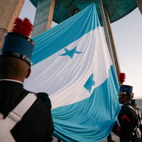 Izada de la Bandera Nacional en inicio del mes patrio