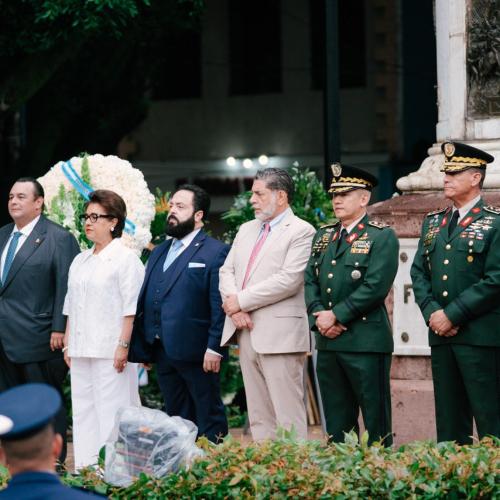 Izamiento de la Bandera Nacional en conmemoración del 204 aniversario de independencia